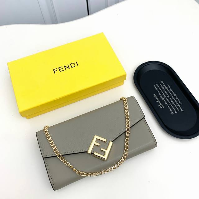 P160 Fendi F09颜色 黑 灰 红 黑棕尺寸 19*10.5*3.5Fendi 专柜同步，可肩背专柜品质顶级进口牛皮 海外订制钥匙扣五金 做工油边精湛