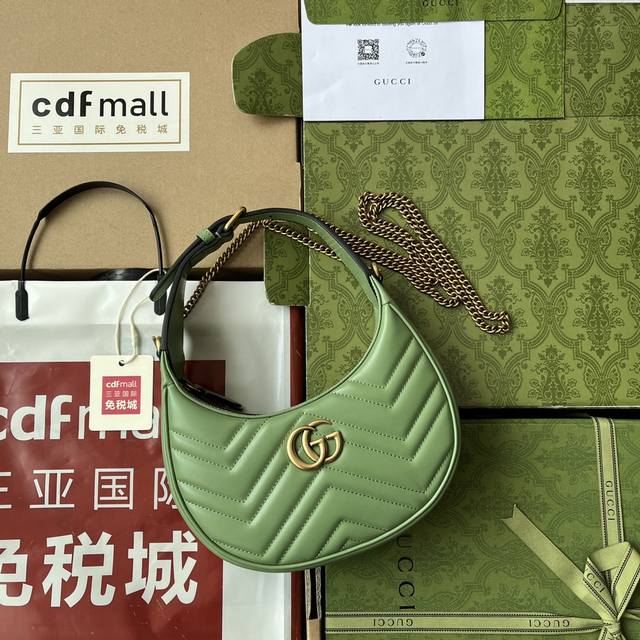 原厂皮配 Cdfmall三亚免税店手提袋 Gg Marmont半月造型迷你手袋 这款迷你手袋采用新月造型搭配质感十足的浅绿色皮革材质 散发出浓郁的复古格调 品牌