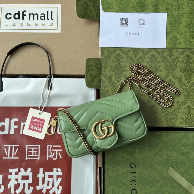 原厂皮配 Cdfmall三亚免税店手提袋 Gg Marmont链条马卡龙系列浅绿色迷你手袋 配有钥匙扣 可以用于将此袋绑缚在另外更大的手袋上 采用颇具结构化的柔