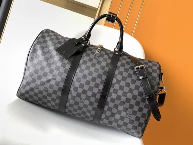 顶级原单 N41416 N41418 N41413 这款经典的keepall 45手袋采用damier Graphite帆布制成 大小为手提行李尺寸 特有浑圆的