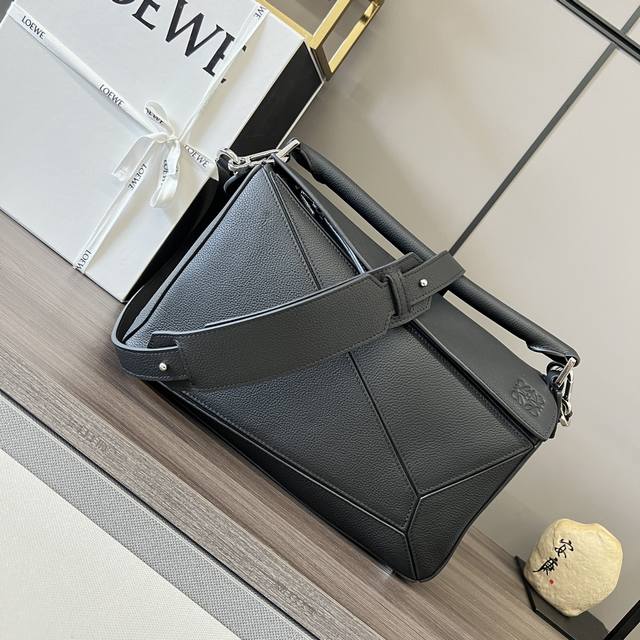 Lw 中号粒面牛皮革puzzle 手袋 新色 Loewe推出的首次亮相手提包x长方体形状和精确的切割技术创造了 Puzzle 独特的几何线条x这个中号版本采用柔