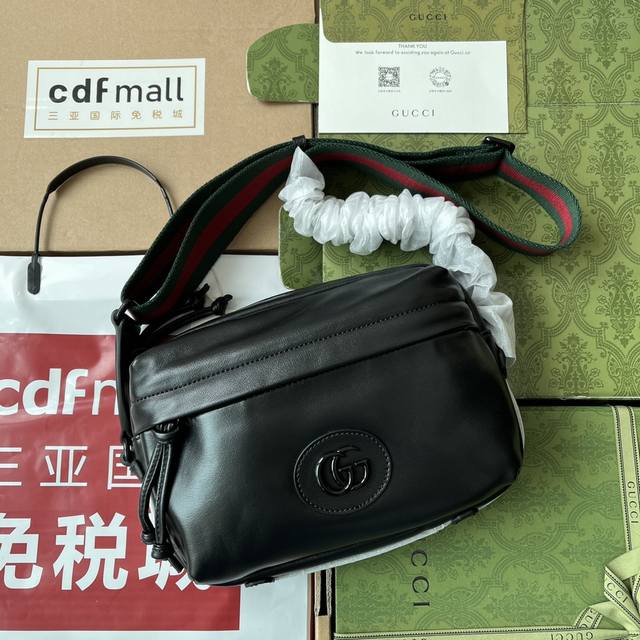 原厂皮配 Cdfmall三亚免税店手提袋 Gucci同色系双g肩背包 在既往的系列中 同色系配件曾用于装点小皮件单品 而本系列的行李箱也运用了这种配件 珐琅细节