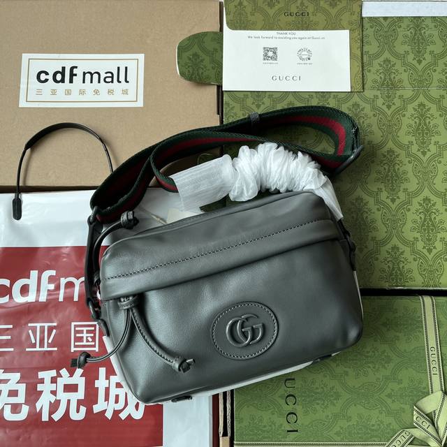 原厂皮配 Cdfmall三亚免税店手提袋 Gucci同色系双g肩背包 在既往的系列中 同色系配件曾用于装点小皮件单品 而本系列的行李箱也运用了这种配件 珐琅细节 - 点击图像关闭