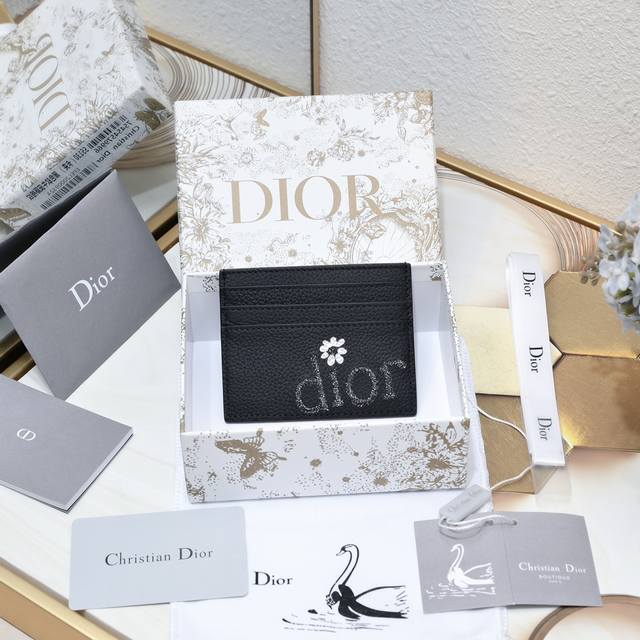 专柜正品有售 顶级原单质量 配图片盒子 Dior By Erl卡夹黑色粒面牛皮革 编号 2Esch 刺绣印花 尺寸 10X8厘米 长x高 可收纳银行卡