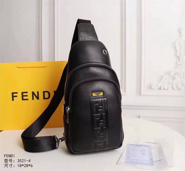 Fendi 芬迪醉爆款 推荐 做工细节可无挑剔 针工脚整细致 全手工边折完美呈现 皮料 五金 私定家制 不是市场一般 请仔细甄别 要做就好做的 对的[偷笑]型号