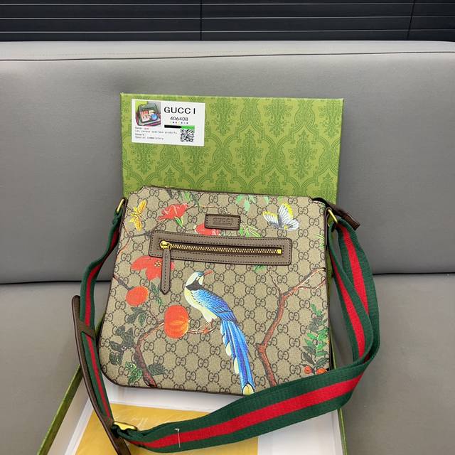 Gucci 古奇 Gg Supreme系列 刺绣邮差包 单肩斜挎包 男士背包 经典logo搭配原厂工艺材质 休闲百搭 采用精湛镶嵌细工 实物拍摄 原厂原版面料