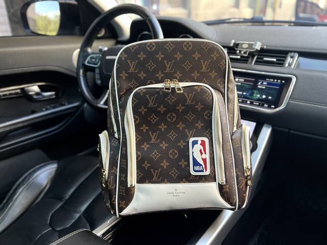 高端货 新款 Louis Vuitton 双肩包 M 45581 X Nba New 书包双肩包 皮革书包背包双肩包 男款棕色 尺寸45 24 19Cm