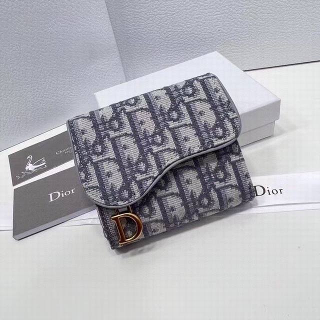 Dior 2381颜色 黑色尺寸 11x10x2 Dior专柜秋冬新款火爆登场 采用头层牛皮 做工精致 媲美专柜 多功能小卡包 超级实用