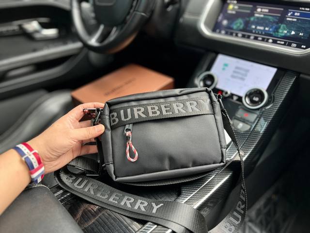 高端货新款 Burberry 巴宝莉 单肩包进口印花简约涤纶单肩斜挎包 男款 黑色 规格22 5x14 5x8 2Cm配 折叠礼盒