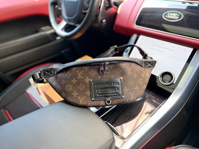 高端货 新款 Louis Vuitton 胸包m44336 Discovery 腰包 Discovery 腰包属于 Gaston Labels 系列 由 Mon