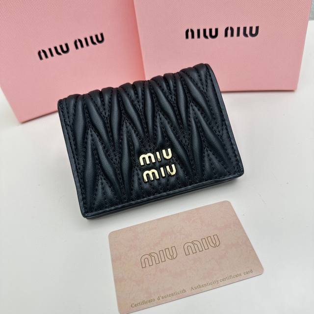 Miumiu 颜色 黑色 粉色 尺寸 11 5x10x3 Miumiu专柜最新款 专柜爆款热力来袭 经典提花压纹设计 釆用顶级进口小羊皮 皮质细腻柔软 做工精细