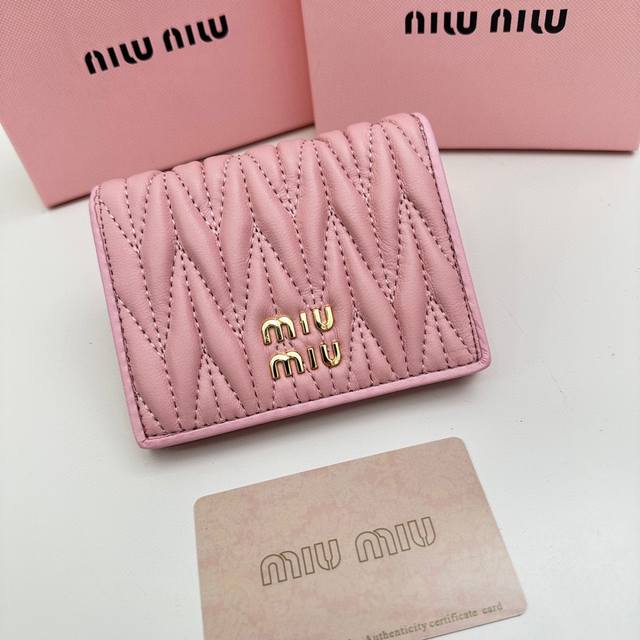 Miumiu 颜色 黑色 粉色 尺寸 11 5x10x3 Miumiu专柜最新款 专柜爆款热力来袭 经典提花压纹设计 釆用顶级进口小羊皮 皮质细腻柔软 做工精细