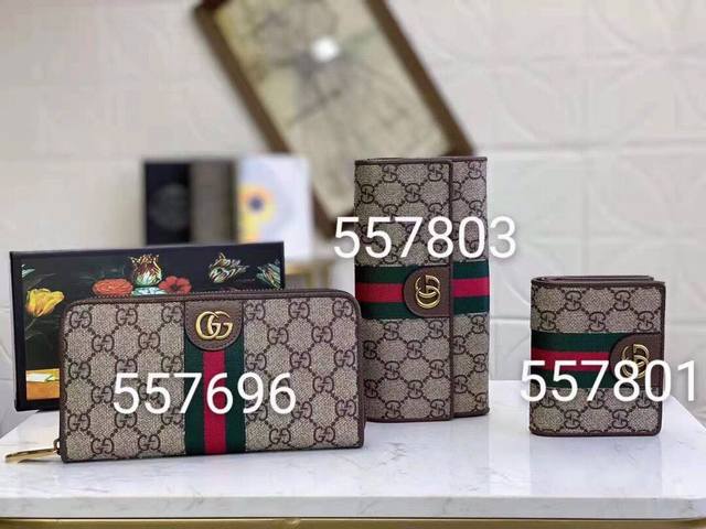 Guccl 557803颜色 咖啡尺寸 19X11 Gucci 专柜最新款出货 采用里外头层小牛皮 做工精致 超多卡位 超薄款设计 携带方便