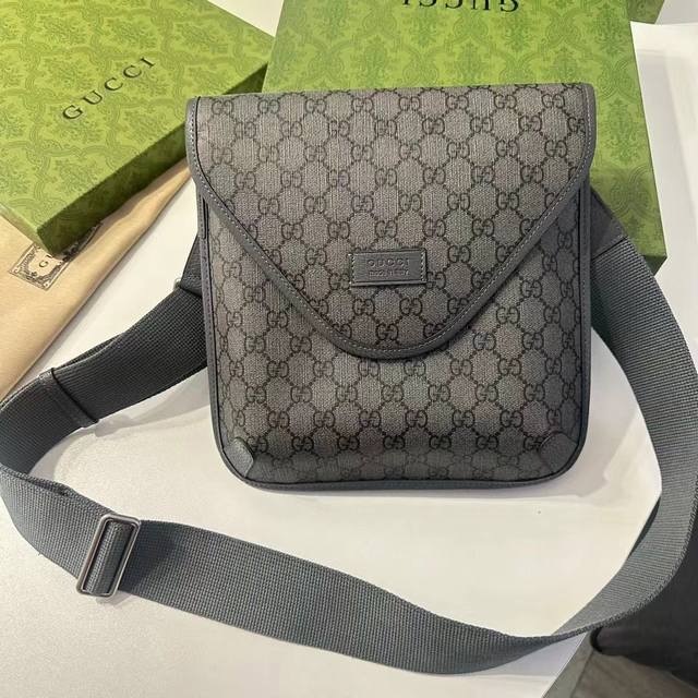 Gucci 古奇中号信使包是gg Supreme系列复古皮革配件系列的一部分 其特色是椭圆形皮革标签和金属猫头 这是众议院现已制定的代码 纤巧的设计带有磁性翻盖 - 点击图像关闭