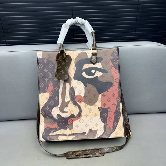 Louisvuitton 路易威登 Sac Plat Nv 迷彩人脸托特包 印花手提包 男士公文包 采用精湛镶嵌细工 经典百搭 实物拍摄 配送防尘袋 36 X