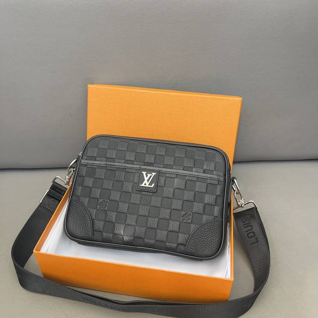 Louisvuitton 路易威登 牛皮棋盘格邮差包斜挎相机包 采用精湛镶嵌细工 经典百搭 实物拍摄 原厂原版面料 配送防尘袋 礼盒 24 X 18Cm