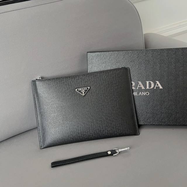 Prada 普拉达 印花手拿包手袋 手包 采用精湛镶嵌细工 实物拍摄 原厂原版面料 配送礼盒 30 X 20Cm