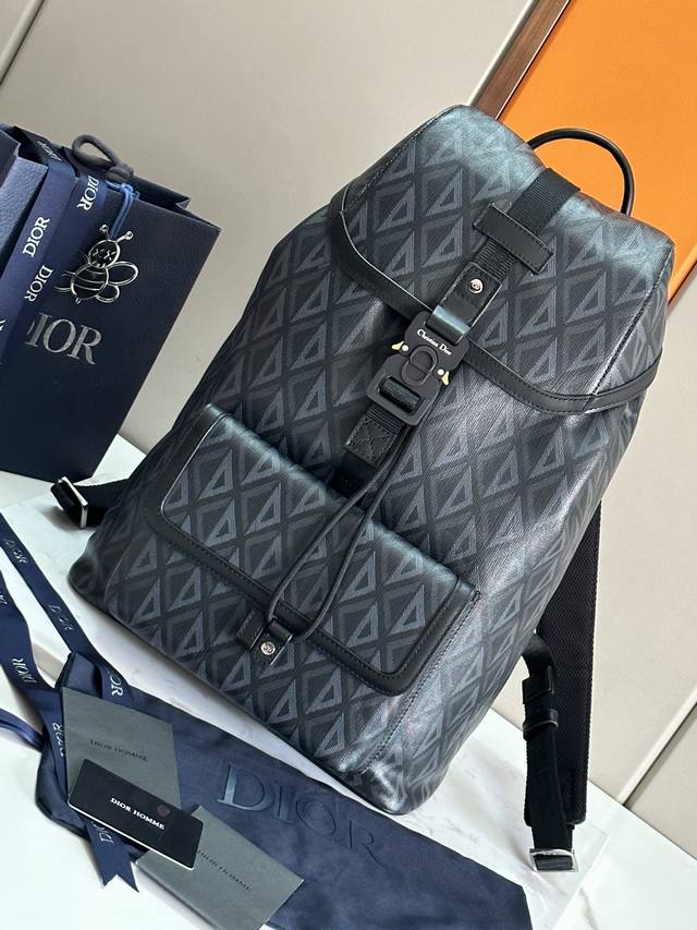 顶级原单 这款 Dior Hit The Road 双肩背包是本季的全新款式 将现代风格与 Dior 的高订精神融为一体 采用黑色 Cd Diamond 图案帆