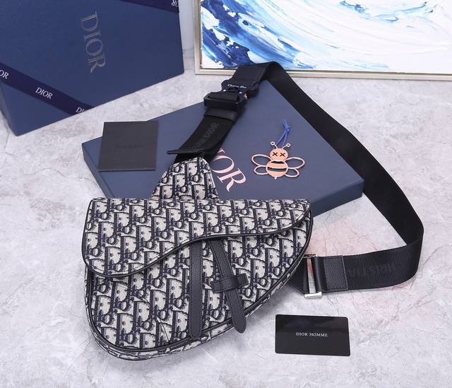 原单品质 Dior. 黑色老花 出ladior. 2019 Pre-Fall新款saddle Bag男款的saddle Bag强势推 Dior. 新任设计师ki