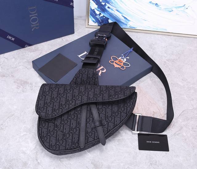 原单品质 Dior. 黑色老花 出ladior. 2019 Pre-Fall新款saddle Bag男款的saddle Bag强势推 Dior. 新任设计师ki