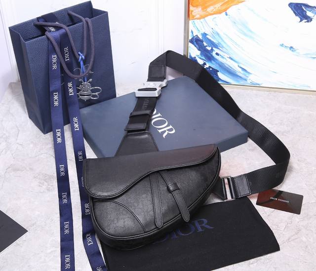 Dior 型号93305中号 镂空皮这款马鞍包采用别致的黑色 Oblique Galaxy 印花皮革制作 镂空的光滑牛皮革搭配反光里料 打造 Oblique 印