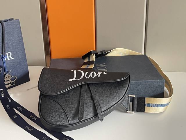 官方网 Dior.刺绣丁 首批出dior. 2022Pre-Fall早春新款saddle Bag男款的saddle Bag强势推 Dior. 新任设计师kim