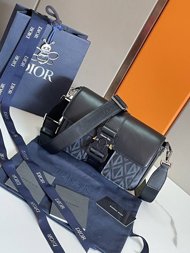 顶级原单 这款 Dior Hit The Road 手袋搭配肩带 是本季新品 将现代风格与 Dior 的高订精神融为一体 采用灰色 Cd Diamond 图案帆