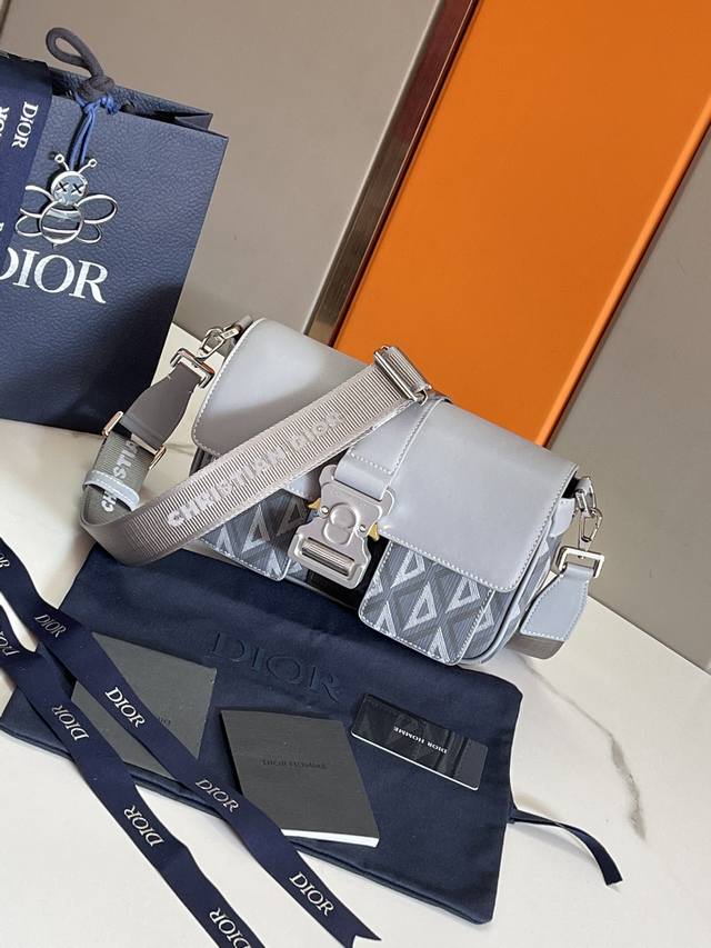 顶级原单 这款 Dior Hit The Road 手袋搭配肩带 是本季新品 将现代风格与 Dior 的高订精神融为一体 采用灰色 Cd Diamond 图案帆 - 点击图像关闭