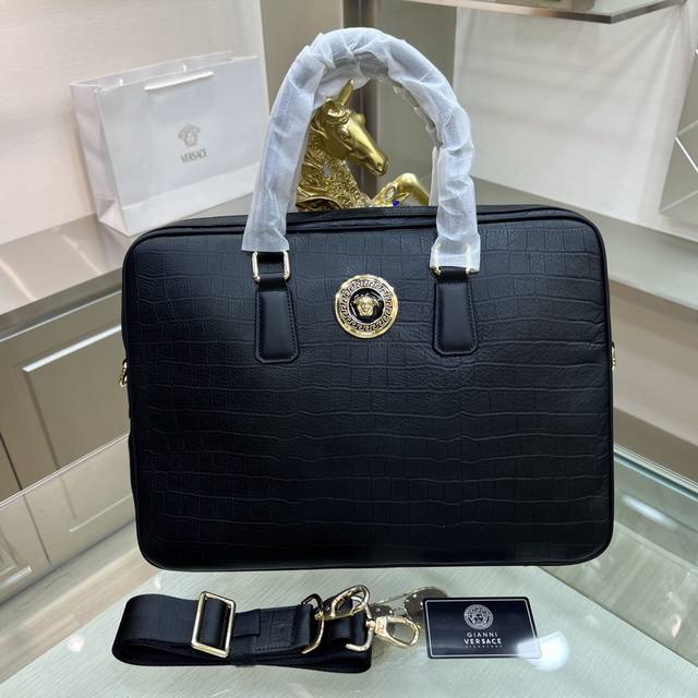 Versace 范思哲 高级定制 男士公文包系列 顶级进口牛皮压鳄鱼纹 名师设计 资深裁缝 立体剪裁完美版型 上手效果极佳 设计理念独特 献给绅士的你 实物拍摄