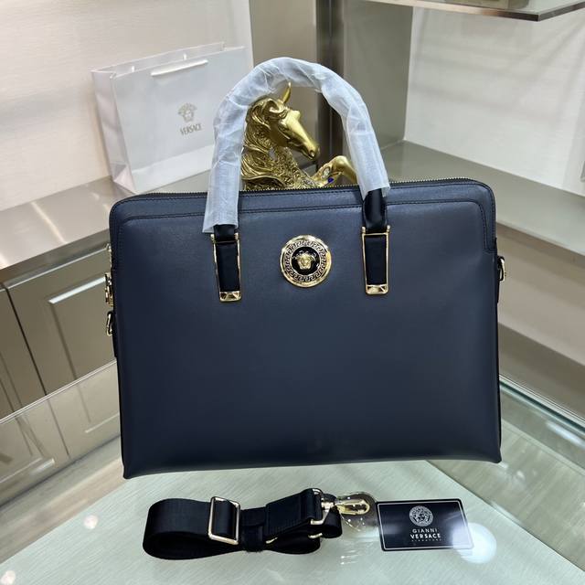 Versace 范思哲 高级定制 男士公文包系列 顶级进口牛皮 配密码锁 名师设计 资深裁缝 立体剪裁完美版型 上手效果极佳 设计理念独特 献给绅士的你 实物拍 - 点击图像关闭