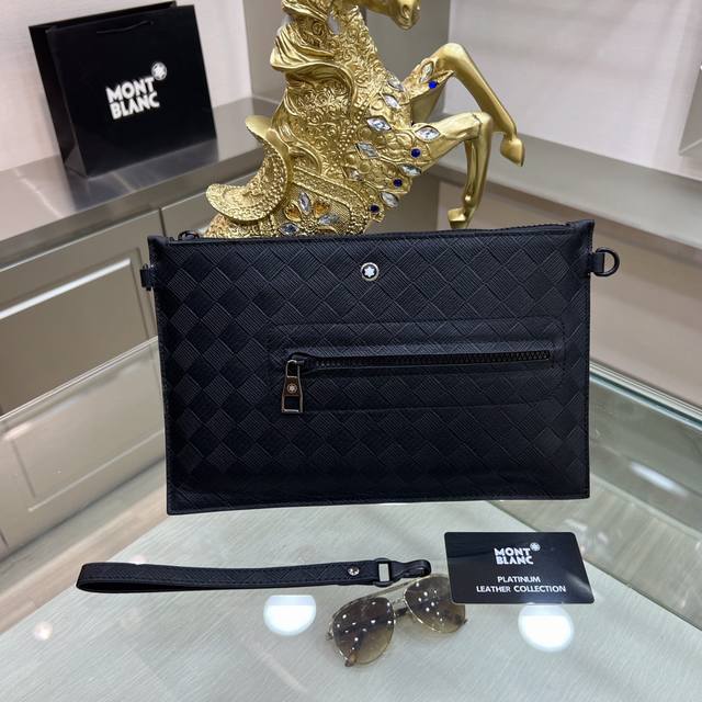 新品 Montblanc Lnternational 万宝龙 最新款手拿包 原版品质 不但包型做得好 而且品质也非常精细 采用进口牛皮 款式简单大方型号 : 5