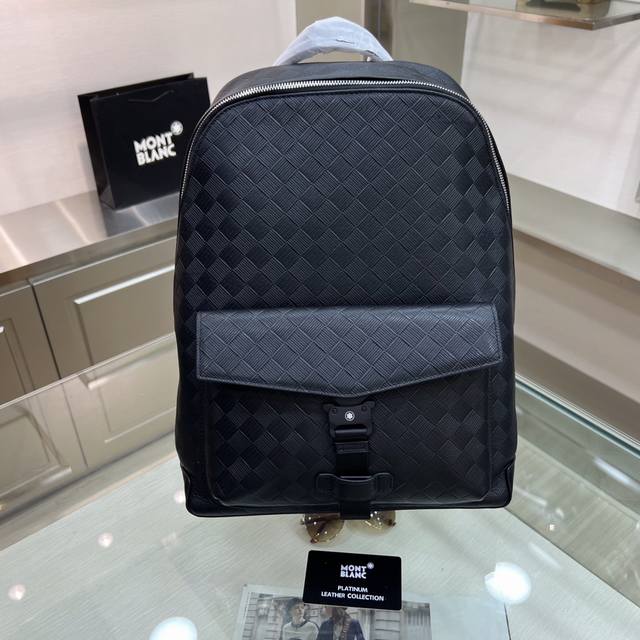 新品 Montblanc Lnternational 万宝龙 最新款双肩包 原版品质 不但包型做得好 而且品质也非常精细 采用进口牛皮 款式简单大方型号 : 8