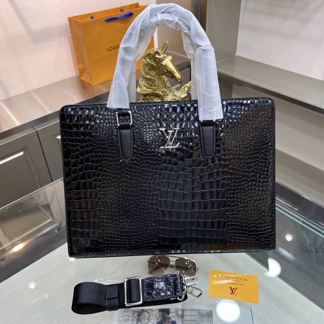 新品 Louis Vuitton 路易威登 最新公文包 不但包型做得好 而且品质也非常精细 采用进口鳄鱼纹牛皮制作 五金配套 双拉款 款式简单大方型号 : 80