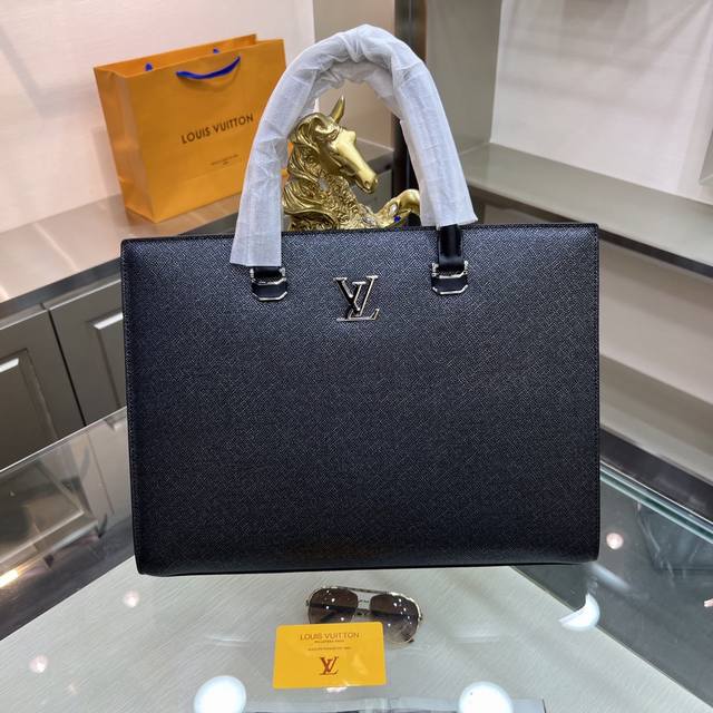 Louis Vuitton 路易威登 顶级原单最新款公文包 进口牛皮 原版五金 做工看细节 每一处都无比讲究 精致细腻 市场最牛货 一直坚持高端精品出击 别说没