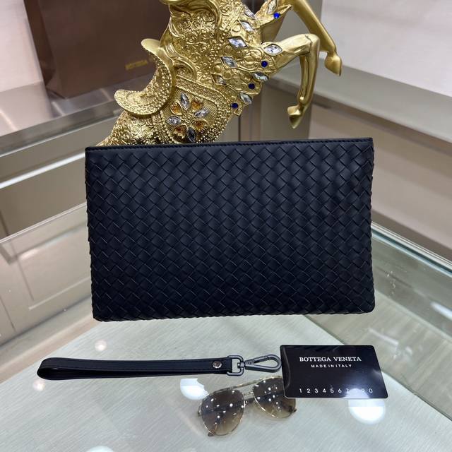 Bottega Veneta 葆蝶家 手拿包 倾向简洁为主 以细节点缀造型诠释男士时尚商务的风格沉稳低调 实用商务风格款号 A110-1 尺寸 28-16-2