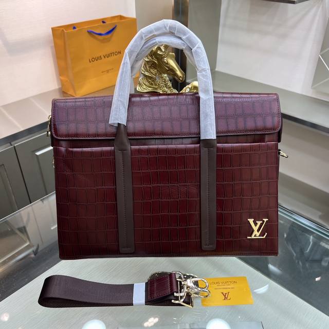 Louis Vuitton 路易威登 新款男士盖头公文包 采用进口头层牛皮压鳄鱼纹 搭配顶级五金配件 在公文包系列中实属佼佼者 商务人士与潮流达人皆适用的款式