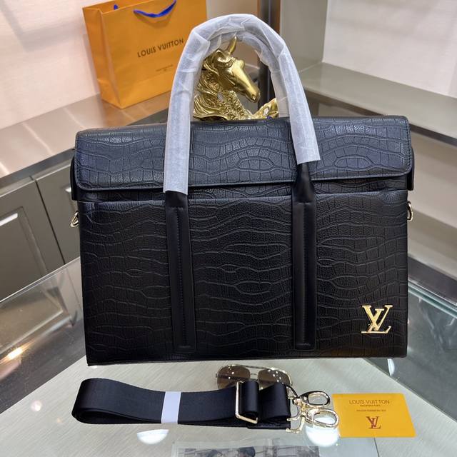 Louis Vuitton 路易威登 新款男士盖头公文包 采用进口头层牛皮压鳄鱼纹 搭配顶级五金配件 在公文包系列中实属佼佼者 商务人士与潮流达人皆适用的款式