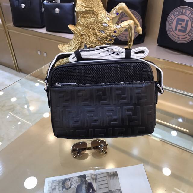 Fendi 芬迪8778 新款斜挎包上市 今年fendi大热 绝对提升生活品质 出门必备品 前袋用的是原版皮 袋身都是定做的进口网眼布料 饰有黑色ff图案 防水