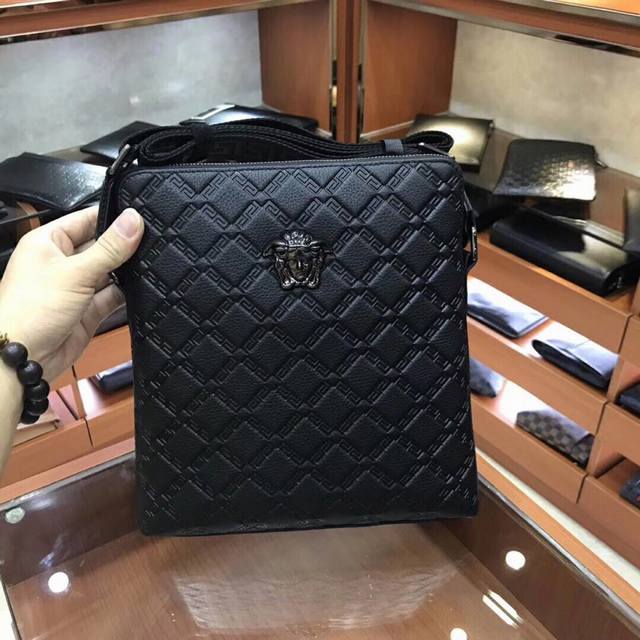 新品 型号2020-3 Versace 范思哲109Ss夏季新款--单肩包 独特原版皮 原版五金直观的设计 凌厉的剪裁 用纯色展现独特风格细节做到一丝不苟要的就