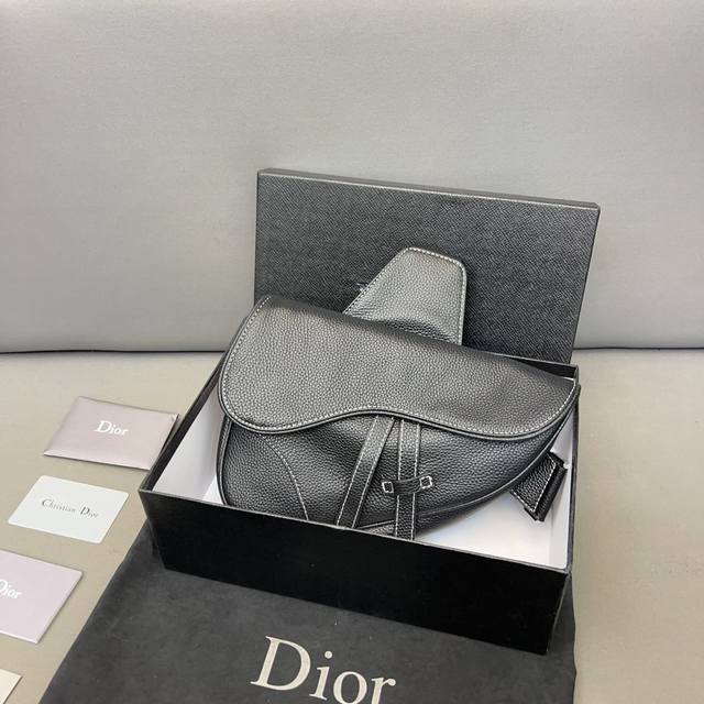 Dior 迪奥 纯色牛皮胸包 黑色粒面牛皮革马鞍包 Cd单肩斜挎包 斜挎胸包 明星单品 采用优质原厂材质 高端货规格 20 X 27 配盒