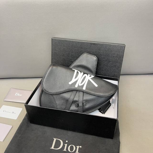 Dior 迪奥 X Stussy 斯图西联名 牛皮胸包 黑色粒面牛皮革马鞍包 Cd单肩斜挎包 斜挎胸包 明星单品 采用优质原厂材质 高端货规格 20 X 27