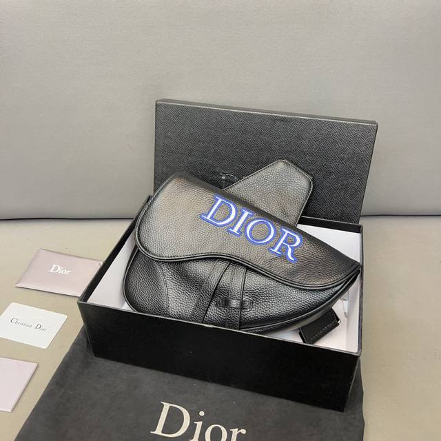 Dior 迪奥 刺绣牛皮胸包 黑色粒面牛皮革马鞍包 Cd单肩斜挎包 斜挎胸包 明星单品 采用优质原厂材质 高端货 规格 20 X 27 配盒