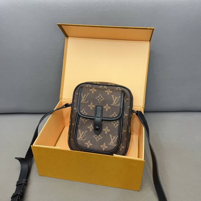 Louisvuitton 路易威登christopher 迷你手袋 相机包 Mini斜挎包 单肩包 经典百搭 实物拍摄 配送防尘袋 折叠礼盒 15 X 19 C