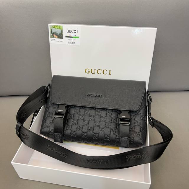 Gucci 古奇翻盖邮差包 牛皮男士斜挎包 采用精湛镶嵌细工 实物拍摄 原厂原版面料 配送防尘袋 31 X 20Cm