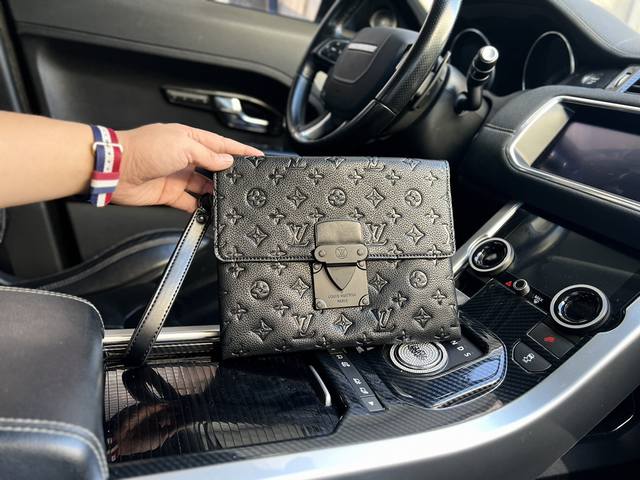 高端货 Louis Vuitton 手拿包 M80560 Onogram Macassar S Lock4 涂层帆布皮革 手袋手拿包 男女同款情侣款 棕色 规格