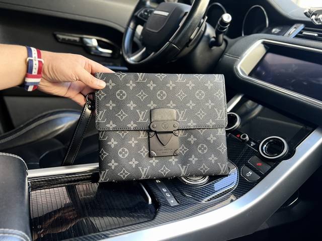 高端货 Louis Vuitton 手拿包 M80560 Onogram Macassar S Lock4 涂层帆布皮革 手袋手拿包 男女同款情侣款 棕色 规格