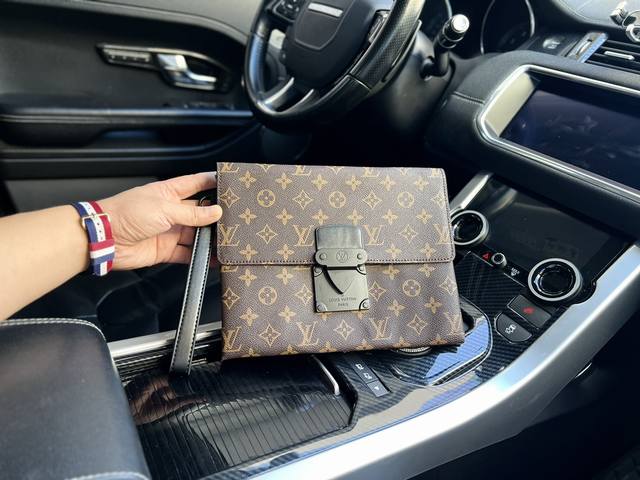 高端货 Louis Vuitton 手拿包 M80560 Onogram Macassar S Lock4 涂层帆布皮革 手袋手拿包 男女同款情侣款 棕色 规格