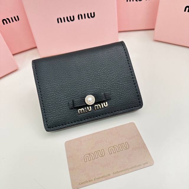 Miumiu 5236颜色 黑色 粉色 蓝色尺寸 11.5*10*3Miumiu专柜最新款火爆登场 采用头层牛皮 做工精致 媲美专柜 多功能小钱包 超级精致时尚