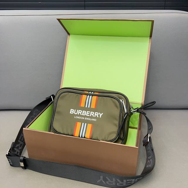 Burberry 巴宝莉 字母帆布斜挎包 相机包 单肩包 采用原厂面料材质 顶级做工 激光雕刻logo五金 高质量 配送 礼盒 规格 23 X 15Cm