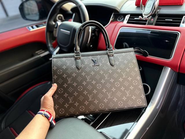 高端货 Louis Vuitton 公文包进口原厂面料内设ipad位 手机位 拉链位 黑花高清五金logo标志 专用内里 顺滑拉链 油边平滑 做工精致每个细节到